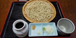 黒板に本日の産...