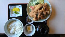お昼に家族で訪...