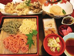 家族が湯葉を食...