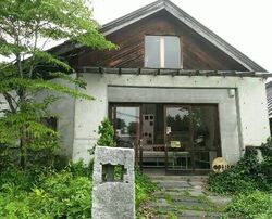 隣の共用駐車場...