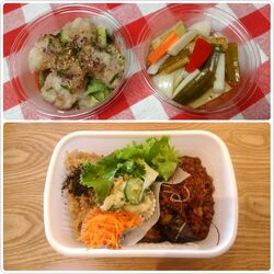 昼食を摂るタイ...