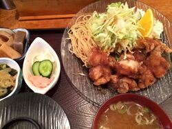 竜田揚げを食べ...