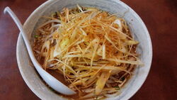 家族で夕飯を食...