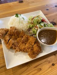 チキンカツとハーフカレーのランチプレート