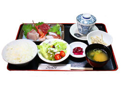 メインが選べるランチ　税込1000円