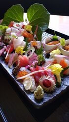 お弁当や盛込み料理をテイクアウトできます