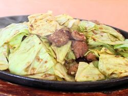 ジュワッと熱々！鉄板焼肉