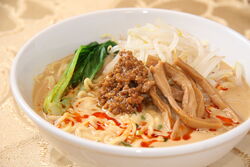 麺に絡む濃厚スープ！特製担々麺