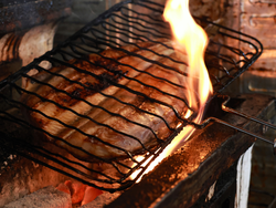 皮パリ、中ふっくら！旨味広がる炭火焼き
