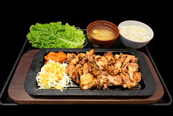 アツアツの鉄板定食もございます！