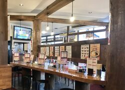 明るい店内でお食事を！