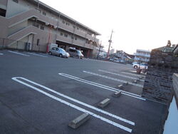 広い駐車場&LRT停留所から徒歩2分