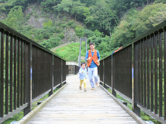 （画像にマウスを合わせてみてね）高い吊橋も平気で渡れたね！