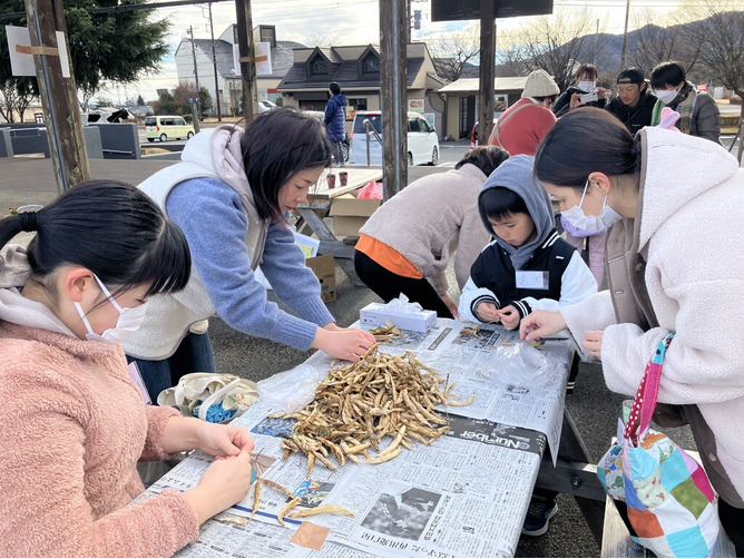 インゲン豆をさやから取り出します
